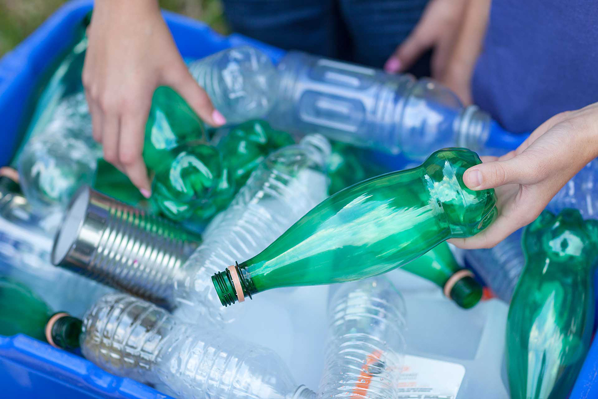 Стеклянная и пластиковая бутылка