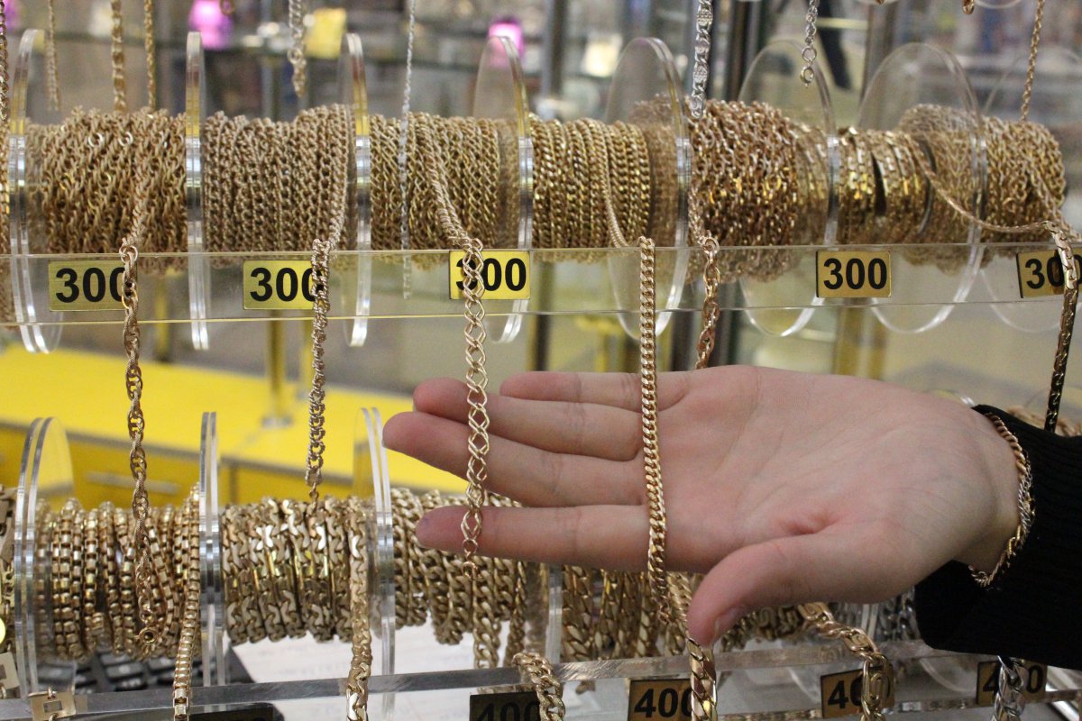 Продать золото 2. Цепочки Дубайский золотой рынок. Ломбард золото. Золотые украшения ломбард. Магазин ломбард золото.