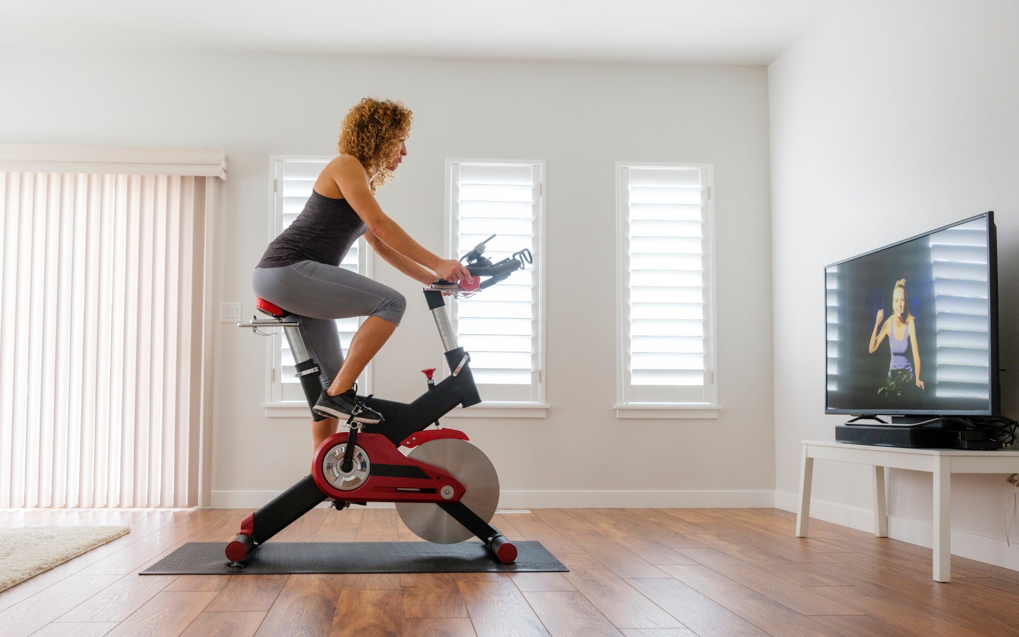 Эффективные тренировки в комфорте дома: зачем нужен велотренажер