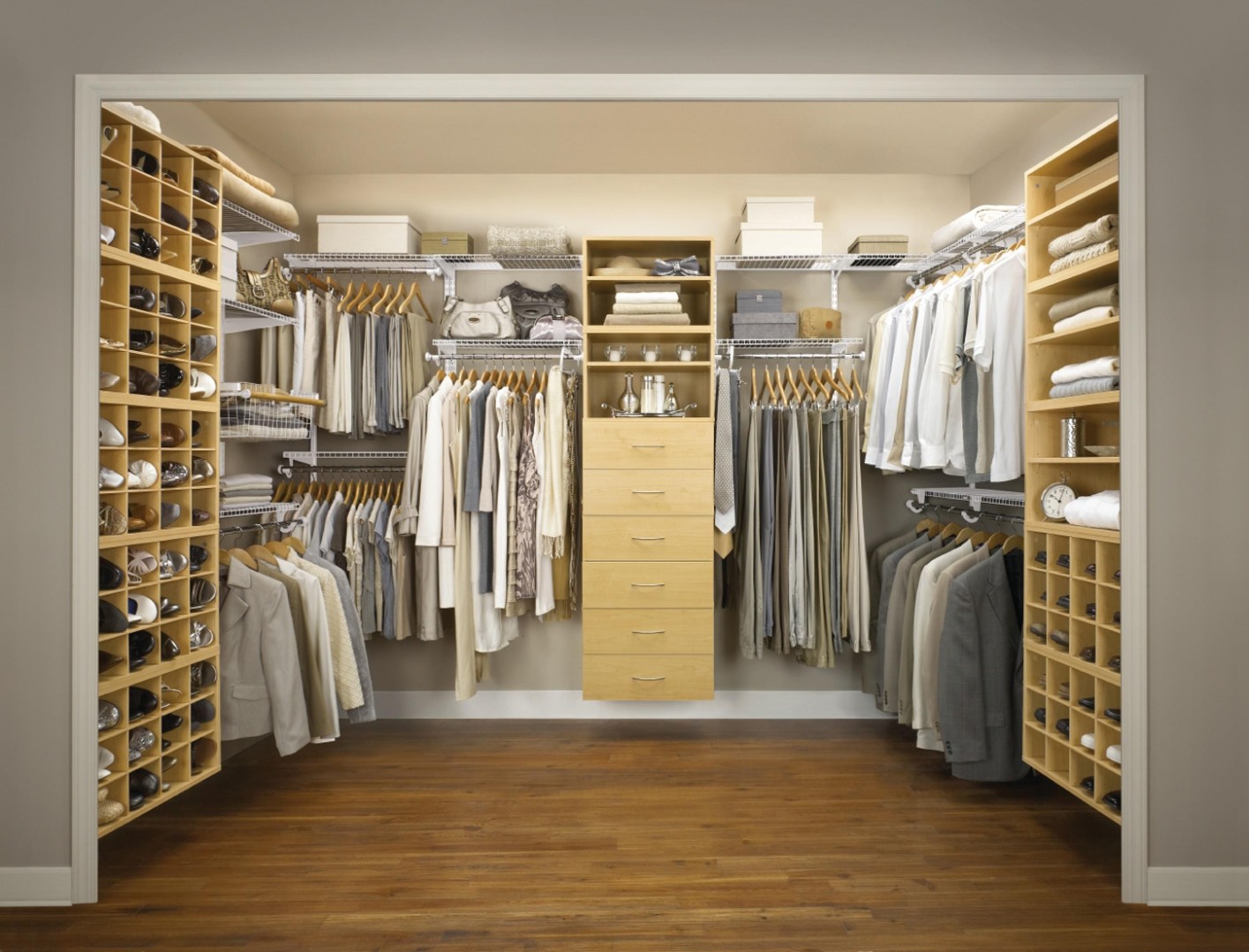 Гардеробные системы: как создать функциональное пространство для хранения одежды и аксессуаров